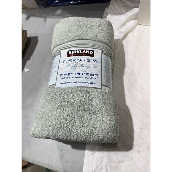 Three-piece set bath hand and wash towels new