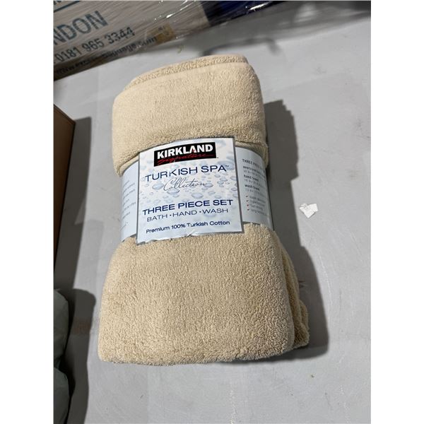 Three-piece set bath hand and wash towels new