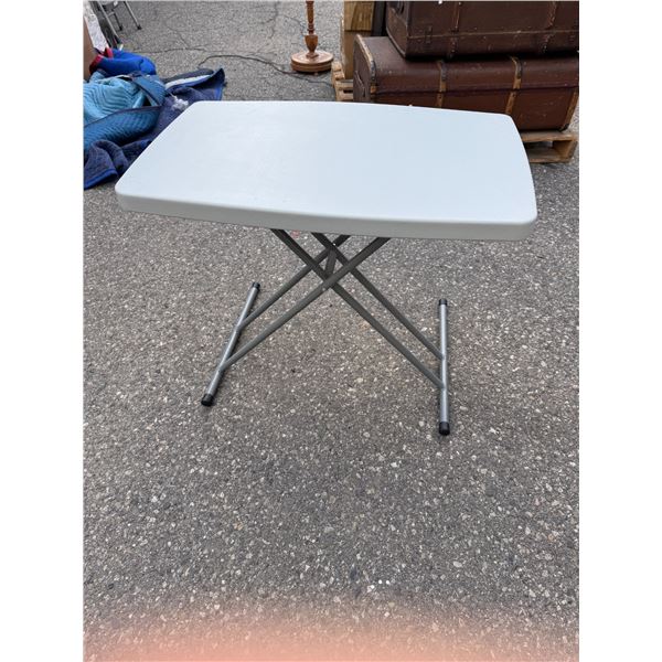 Folding table