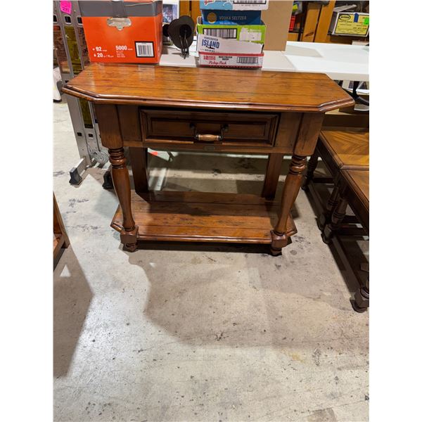 Accent sofa, table entry table the Cornwall collection