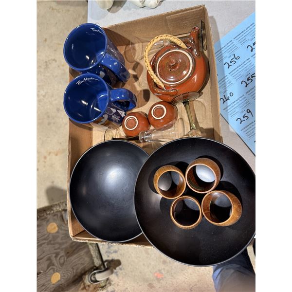 Kitchen lot, cups, teapot, etc.