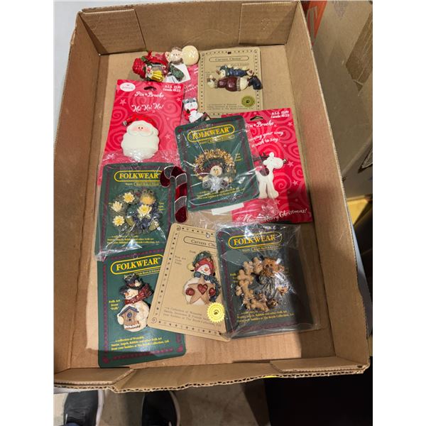 Christmas pin/brooch lot