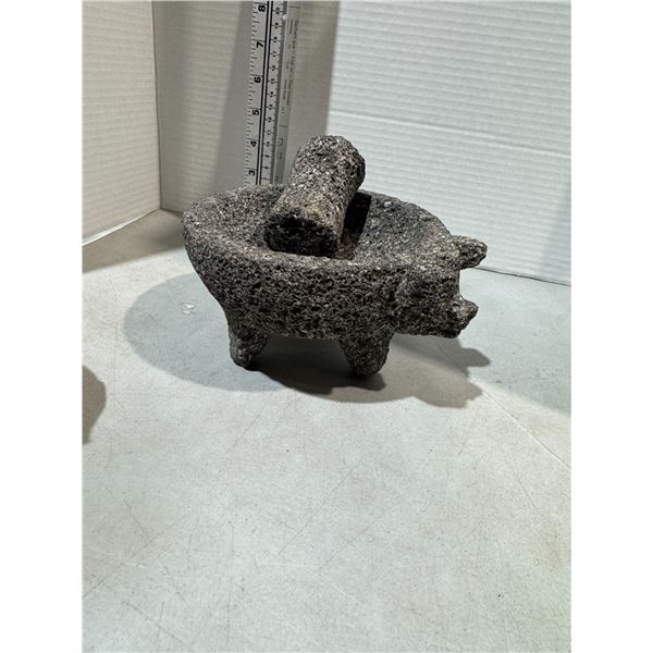 Basalt pig, Mottar and pestal