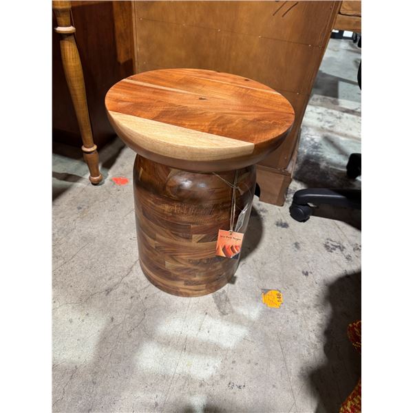 NWT pedestal stand 13 inches round by 17 inches tall