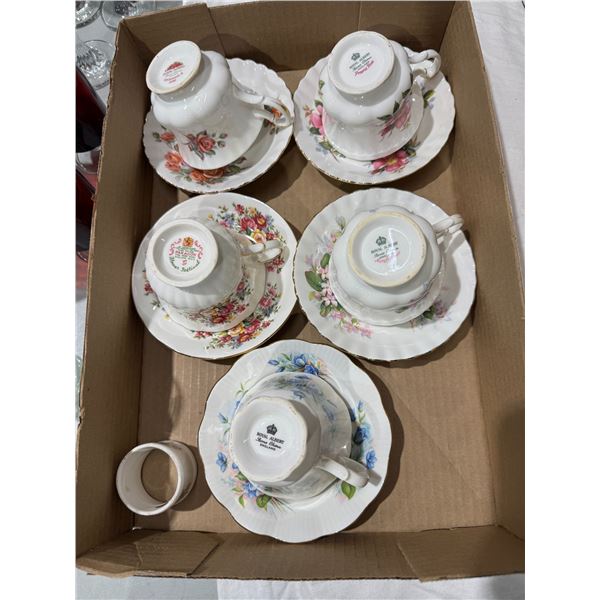 2 cups and saucers and nap