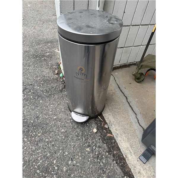 Simple human step garbage can