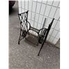 Image 2 : Singer, sewing machine cast-iron stand