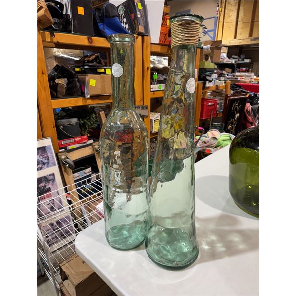 2 glass vases