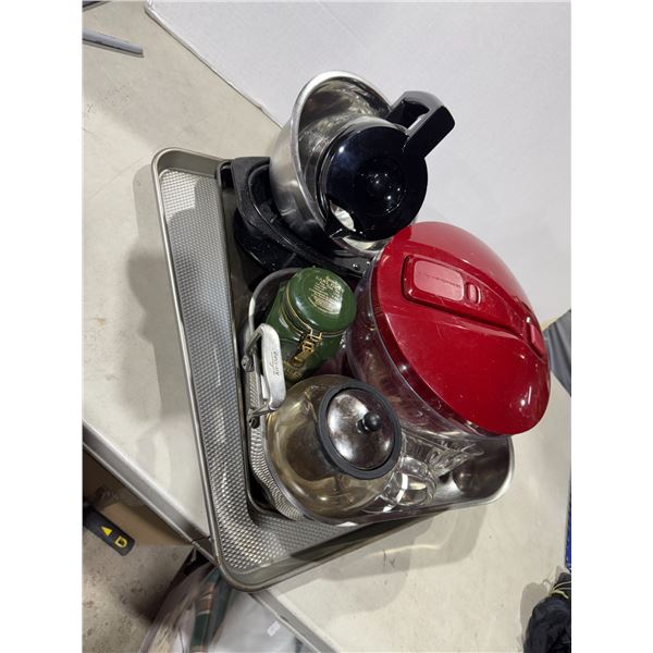 Assorted kitchen items