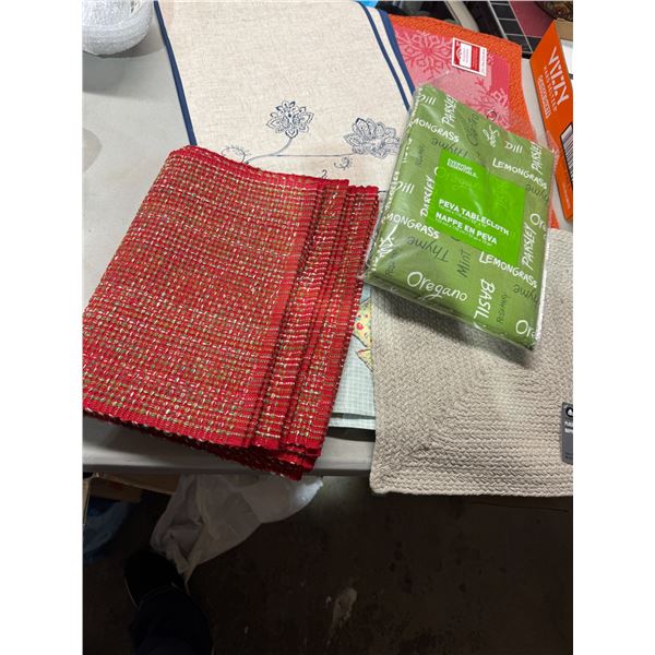Placemats and tablecloth
