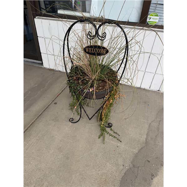 Welcome planter holder with plant