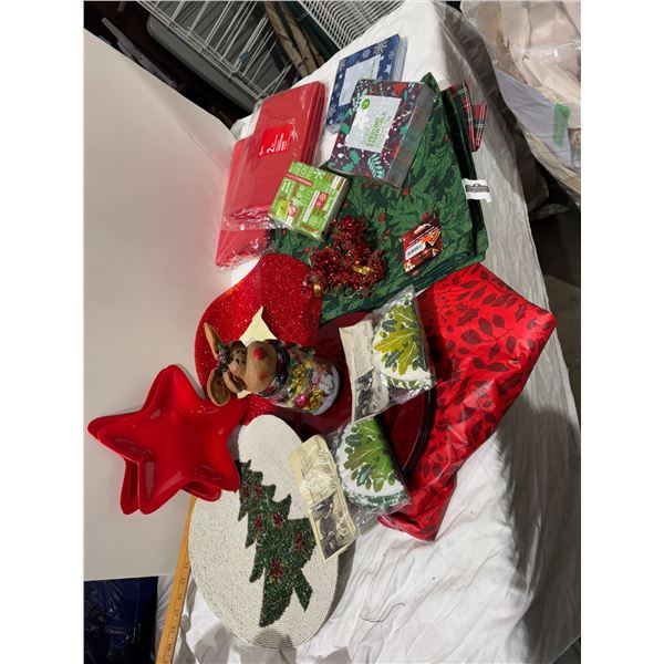 Napkins, table, linens, and other decor