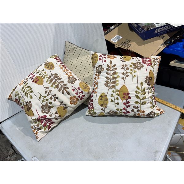 Cushions/throw pillows