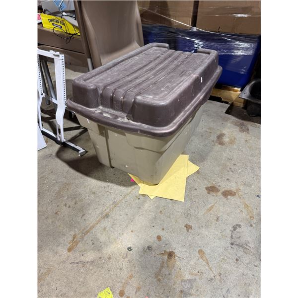 Rubbermaid bin