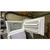 Image 3 : FRIGIDAIRE 30" WIDE SWING DOOR REFRIGERATOR