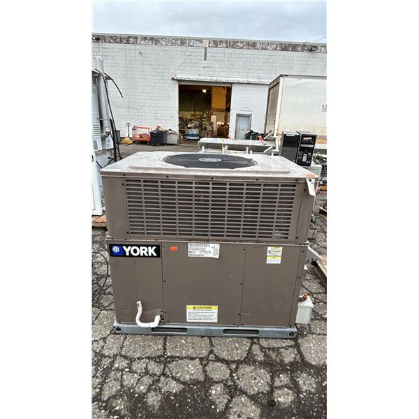 YORK COMMERCIAL ROOF-TOP AIR CONDITIONER UNIT PCG4A240752X2