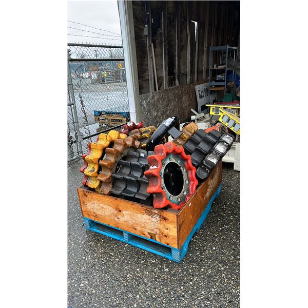 PALLET OF ASSORTED INDUSTRIAL ROLLER CHAIN SPROCKETS