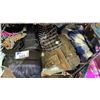 Image 2 : SHELF OF ASSORTED CLOTHING