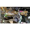 Image 3 : SHELF OF ASSORTED CLOTHING