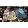 Image 2 : SHELF OF ASSORTED CLOTHING