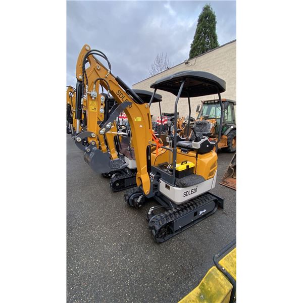 SDLANCH SDLE20 YELLOW DIESEL POWERED RUBBER TRACK MINI EXCAVATOR WITH ATTACHED