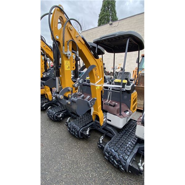 AGT INDUSTRIAL XZ20R YELLOW GAS POWERED 23 HP RUBBER TRACK MINI EXCAVATOR WITH ATTACHED