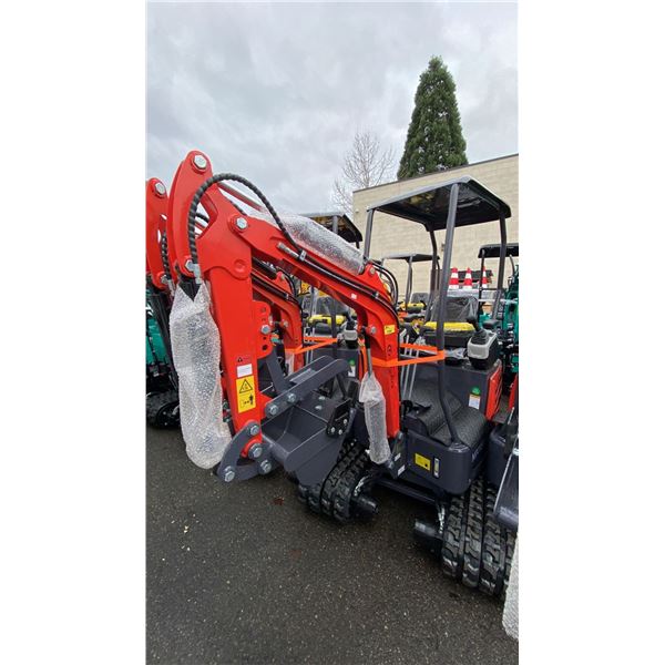 AGT INDUSTRIAL MX15RX ORANGE GAS POWERED 13.5HP RUBBER TRACK MINI EXCAVATOR WITH ATTACHED