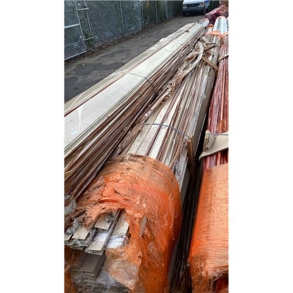 LIFT OF ASSORTED LIGHT WOOD GRAIN COMPOSITE CLADDING TRIM APPROX 18'L