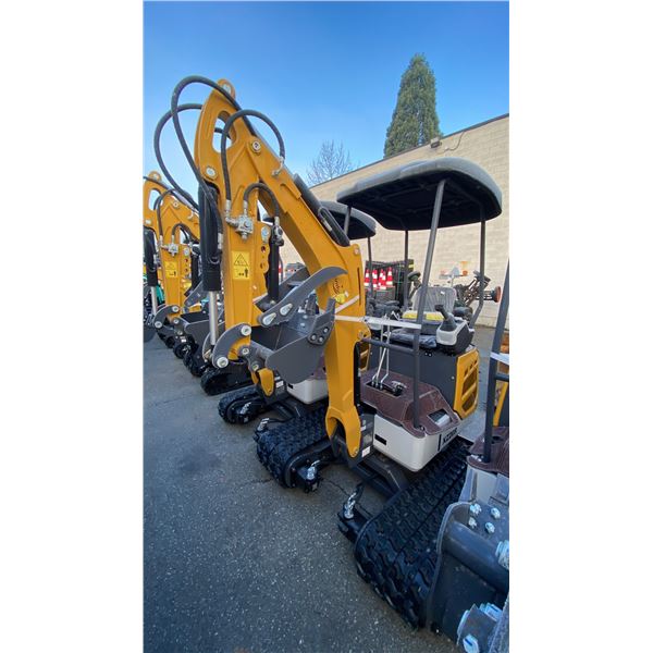 AGT INDUSTRIAL XZ20R YELLOW GAS POWERED 23 HP RUBBER TRACK MINI EXCAVATOR WITH ATTACHED