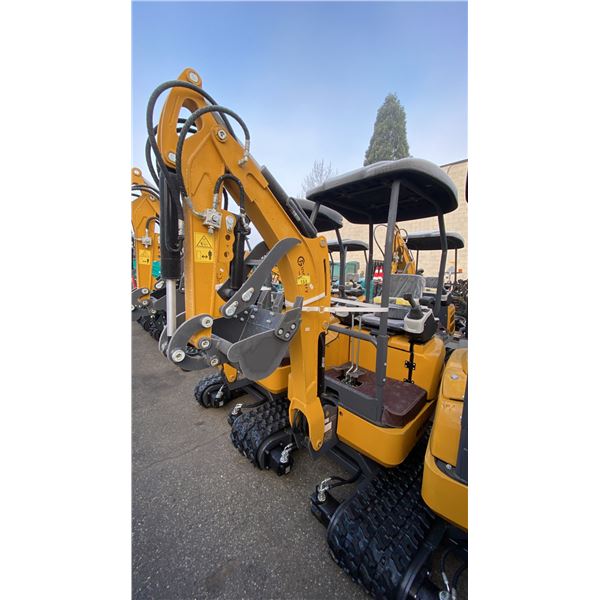 AGT INDUSTRIAL QK20R YELLOW GAS POWERED 23 HP RUBBER TRACK MINI EXCAVATOR WITH ATTACHED