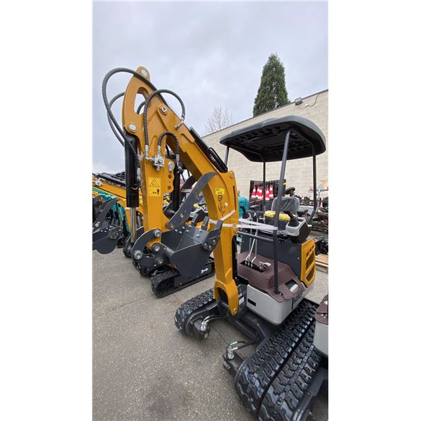AGT INDUSTRIAL XZ20R YELLOW GAS POWERED 23 HP RUBBER TRACK MINI EXCAVATOR WITH ATTACHED