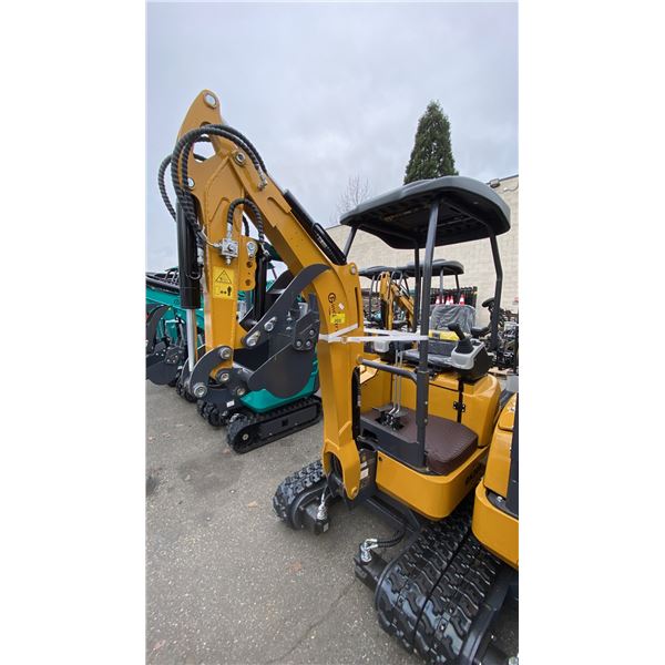 AGT INDUSTRIAL QK20R YELLOW GAS POWERED 23 HP RUBBER TRACK MINI EXCAVATOR WITH ATTACHED