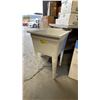 Image 1 : WHITE PLASTIC 20" SQUARE SERVICE SINK WITH ALTERNATE METAL LEGS & ZURN AQUASPEC SERVICE SINK FAUCET