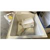 Image 3 : WHITE PLASTIC 20" SQUARE SERVICE SINK WITH ALTERNATE METAL LEGS & ZURN AQUASPEC SERVICE SINK FAUCET