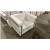 Image 2 : SET OF 4 WHITE AND CHROME MODERN RECEPTION ARM CHAIRS