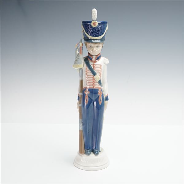 Lladro Porcelain Figurine Flag Bearer 01005405