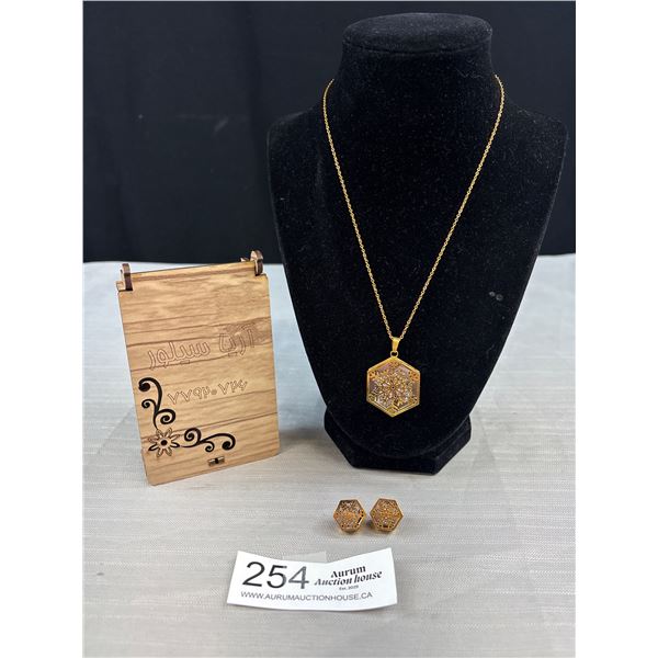 Very Pretty Snowflake Design Necklace and Earrings