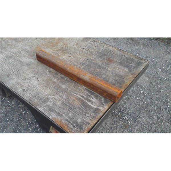 Tube carré 2 1/2" × 1/4" × 91"