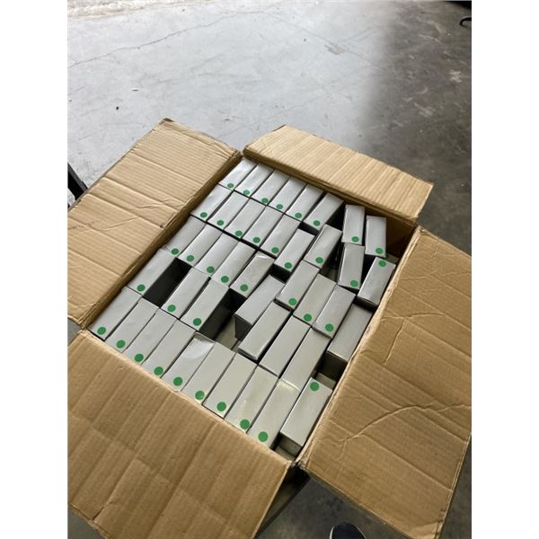 CASE OF NEW AM / FM PORTABLE RADIOS AND HEADPHONES, APPROX 100