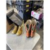 Image 4 : 2 PAIRS OF SIZE 8 GUM BOOTS, AND 2 OUTDOOR EXTENSION CORDS