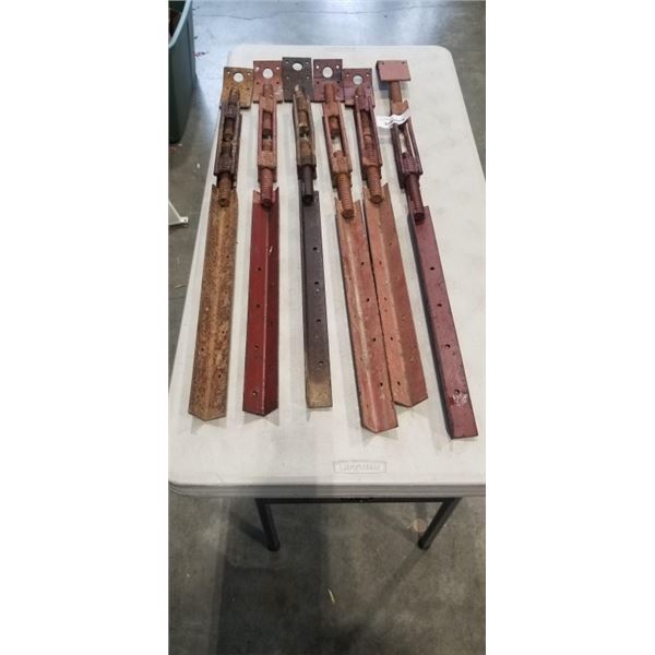 BUNDLE OF CONSTRUCTION CORNERS