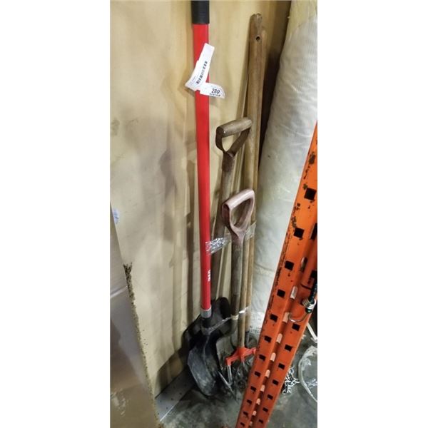 BUNDLE OF GARDEN TOOLS