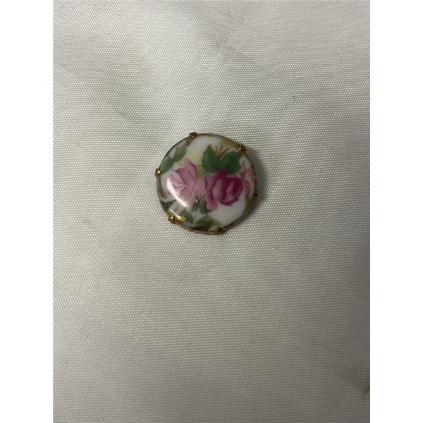 ANTIQUE GOLD AND HAND PAINTED PORCELAIN BROOCH