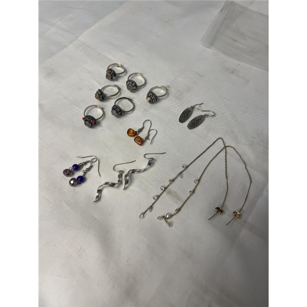 6 VINTAGE SEMI PRECIOUS STONE RINGS WITH 5 PAIRS OF EARRINGS