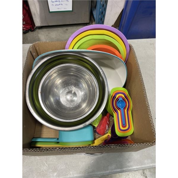 STAINLESS STEEL MIXING BOWLS WITH NEW SPATULAS, MEASURING CUPS AND MORE