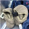 Image 5 : LOT OF NEW CHILD SIZE SLIPPERS AND FOOTWEAR