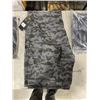 Image 2 : 2 LEE SIZE 44 CAMO SHORTS AND LEE SIZE 44 WIAST BLACK PA NTS