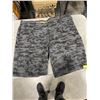 Image 3 : 2 LEE SIZE 44 CAMO SHORTS AND LEE SIZE 44 WIAST BLACK PA NTS