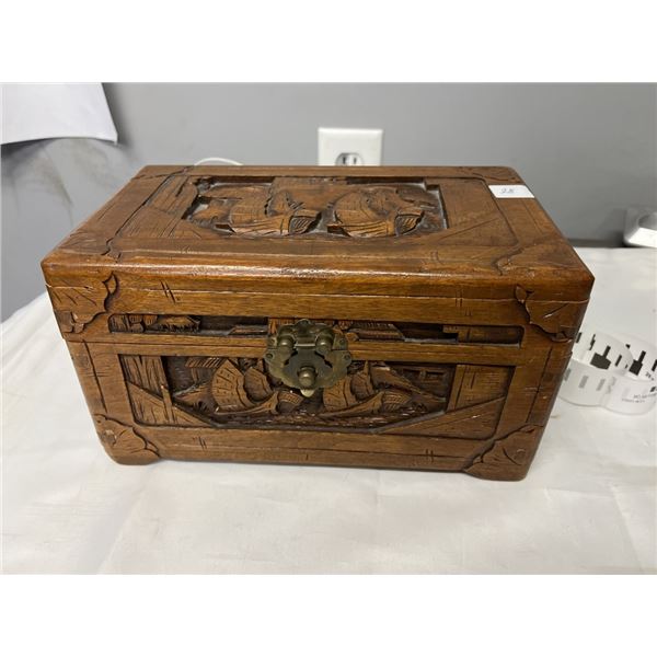 VINTAGE HAND CARVED WOOD JEWELLRY OR TRINKET BOX/ CASE, 10" x 5 3/4" GOOD CONDITION