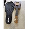 Image 1 : YAMAHA GUITALELE GL1 IN SOFT CASE